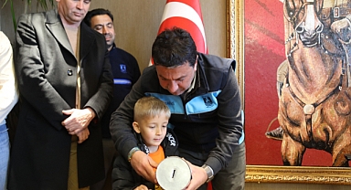 MİNİK MEHMET EGE, KUMBARASINDAKİ HARÇLIĞINI BAĞIŞLADI